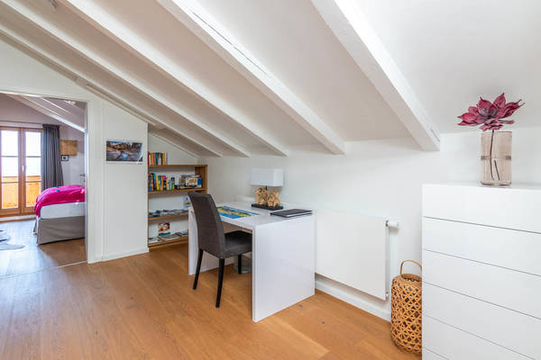 Ferienwohnung Hochsitz - Schreibtisch und Bücherregal