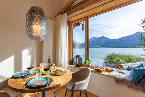 Ferienwohnung Seeheimat - Wohnzimmer mit freiem Blick auf den Schliersee