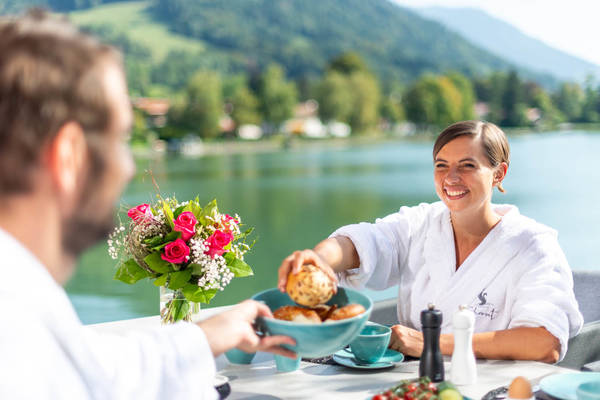 Ferienwohnung Seeheimat - Frühstücken auf der Terrasse direkt am Schliersee